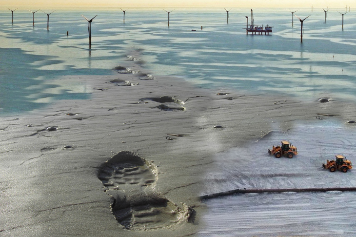 Symbolbild Coastalfutures, Bildmontage von Watt, Baggern, Windkraftanlagen und Fußspuren